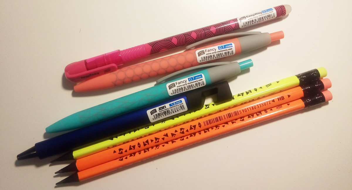 kolorowe ołówki i długopisy 